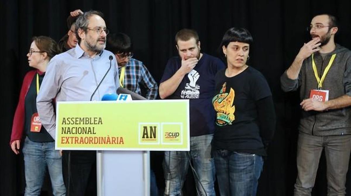 Antonio Baños y Anna Gabriel, junto a otros diputados de la CUP, en la asamblea nacional de la formación, en Sabadell. Antonio Baños y Anna Gabriel, junto a otros diputados de la CUP, en la asamblea nacional de la formación, en Sabadell.