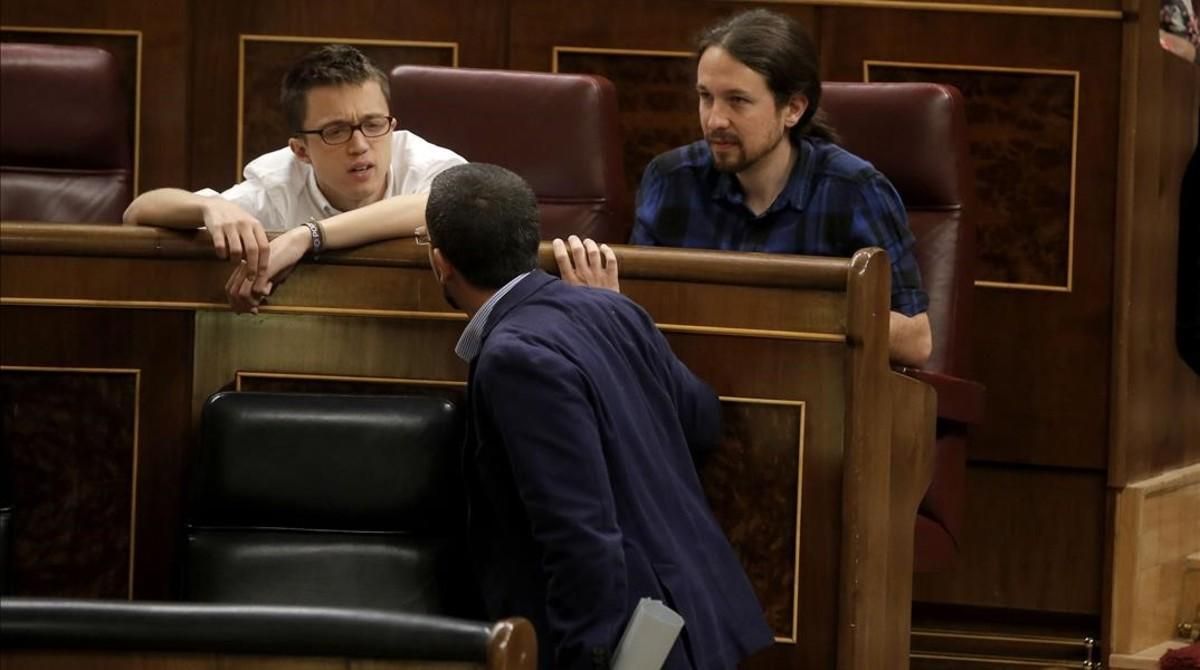 Íñigo Errejón conversa con Sergio Pascual y Pablo Iglesias en el hemiciclo. Íñigo Errejón conversa con Sergio Pascual y Pablo Iglesias en el hemiciclo.