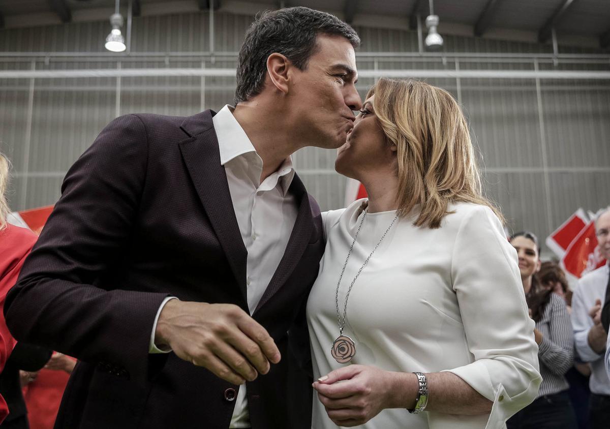 Pedro Sánchez besa a Susana Díaz, durante el comité federal del PSOE.