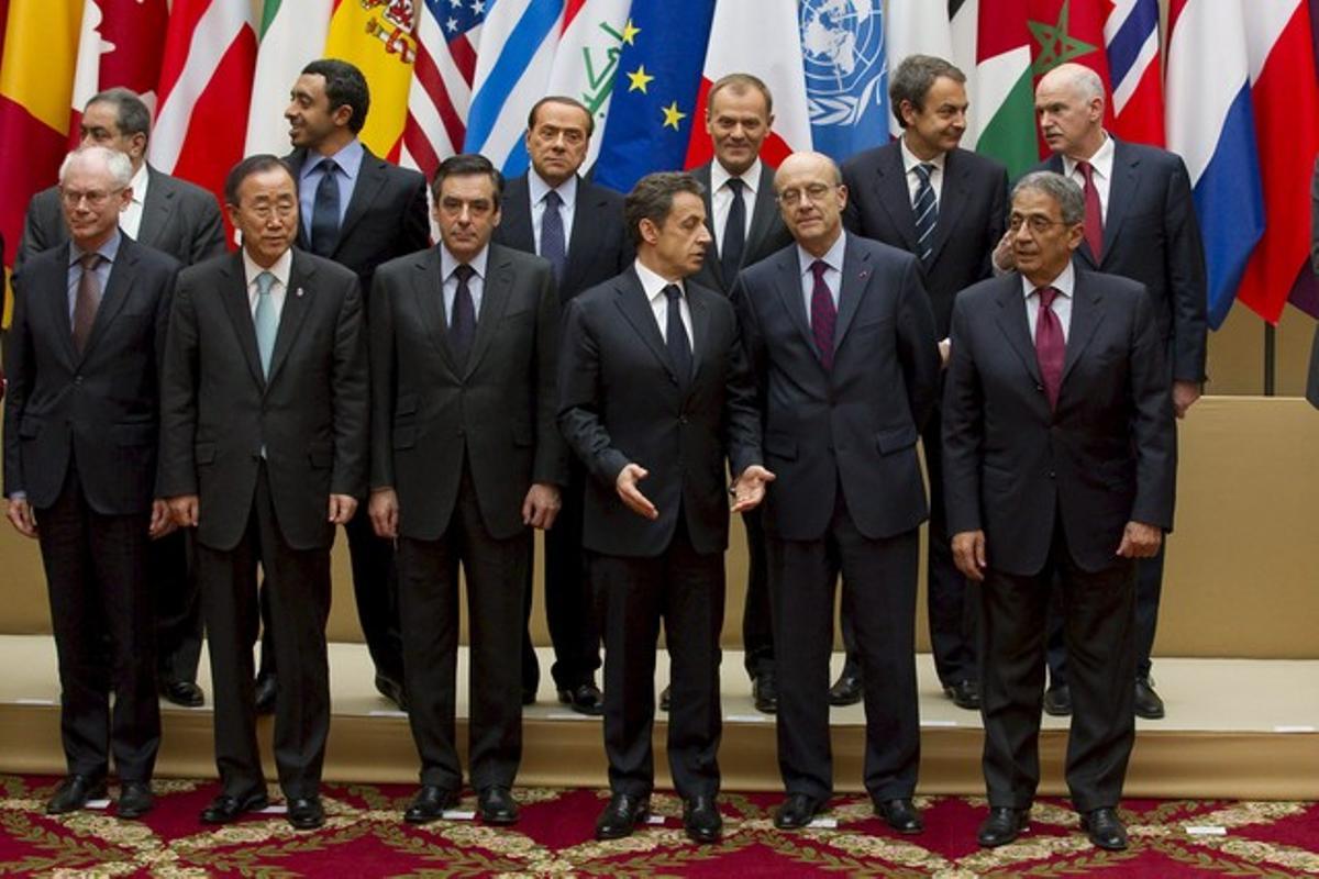 Foto de familia de los dirigentes que han participado en la cumbre sobre la intervención en Libia, este sábado, en París.