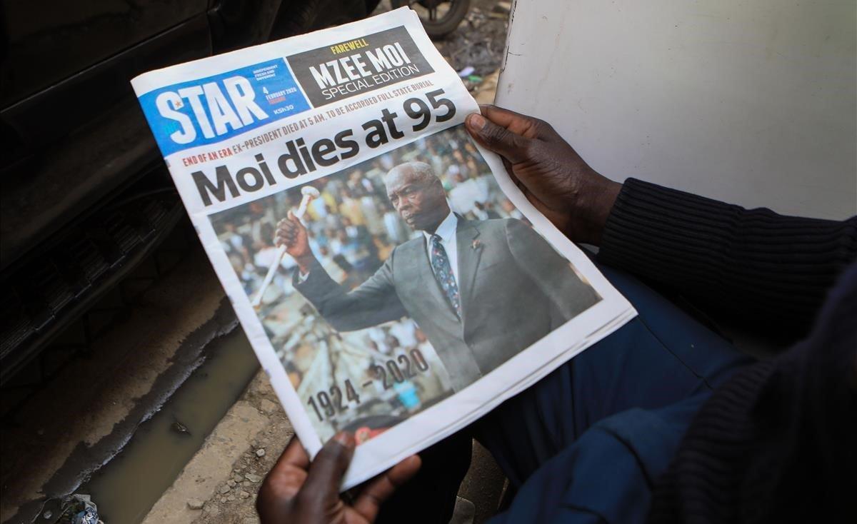 Un hombre lee la noticia de la muerte del expresidente keniata Daniel arap Moi, este martes.