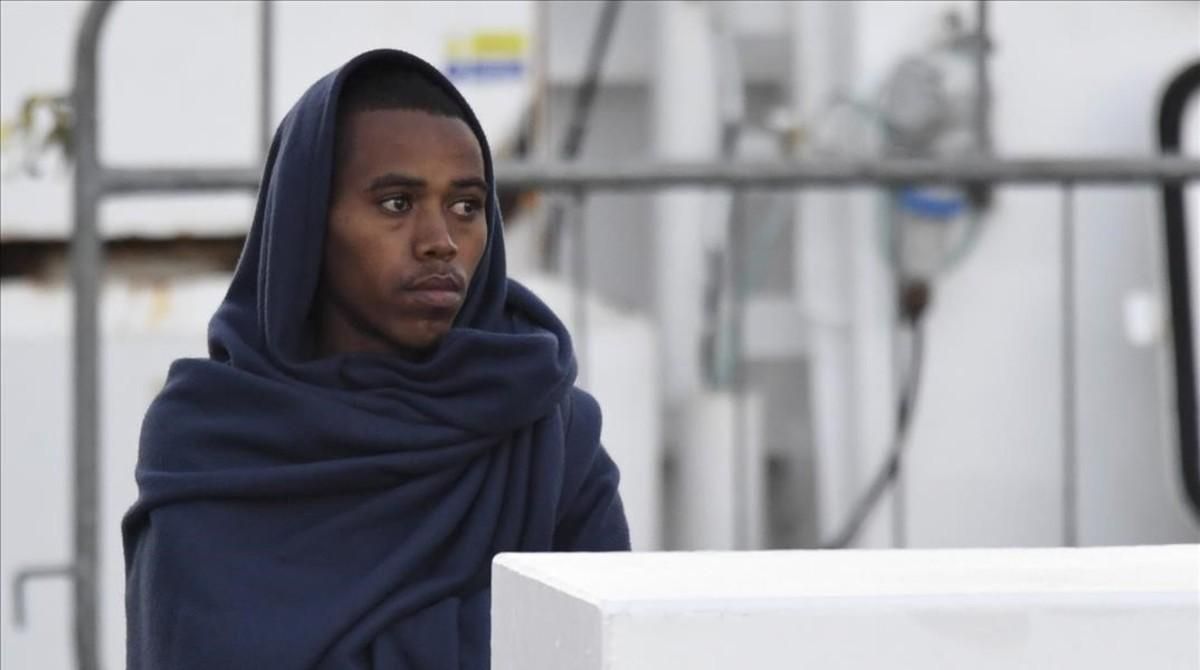 Un migrante a bordo de la nave de la Marina italiana, ’Diciotti’. Un migrante a bordo de la nave de la Marina italiana, ’Diciotti’.
