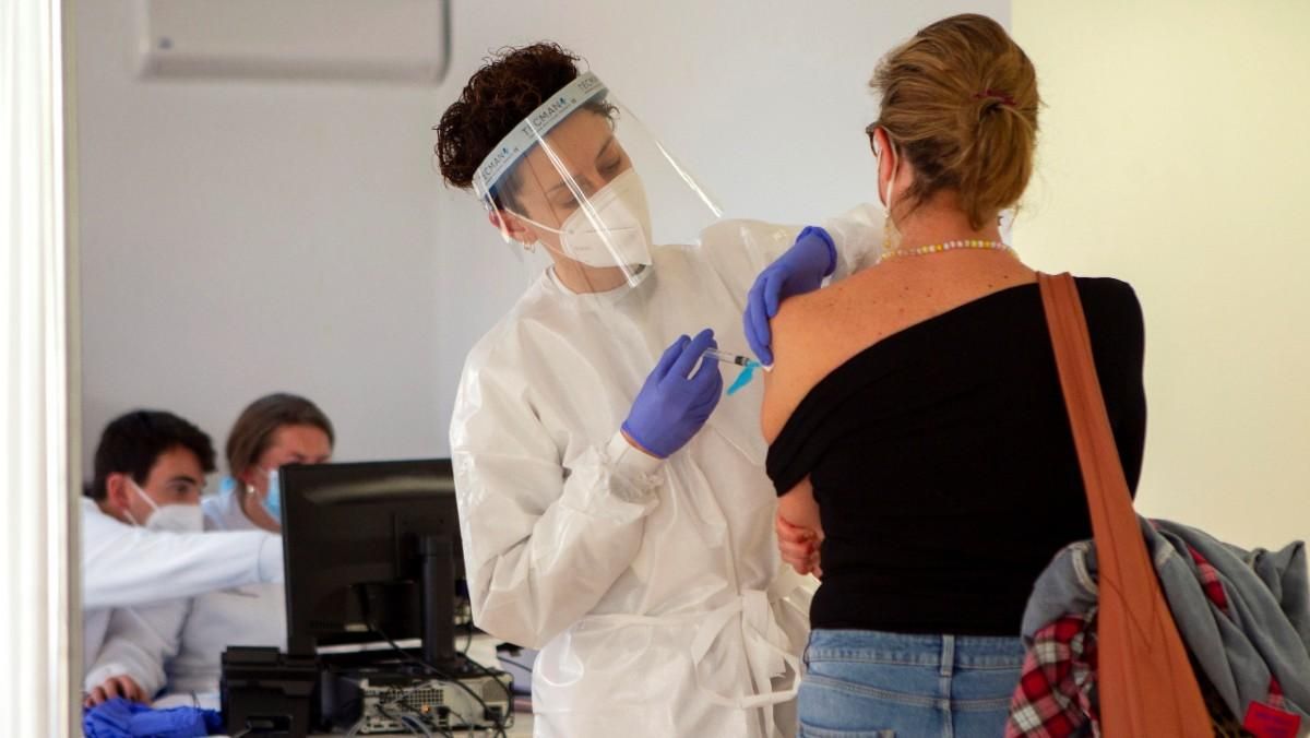 Una enfermera aplica una vacuna contra el covid-19 en el antiguo hospital Son Dureta, en Palma de Mallorca Una enfermera aplica una vacuna contra el covid-19 en el antiguo hospital Son Dureta, en Palma de Mallorca
