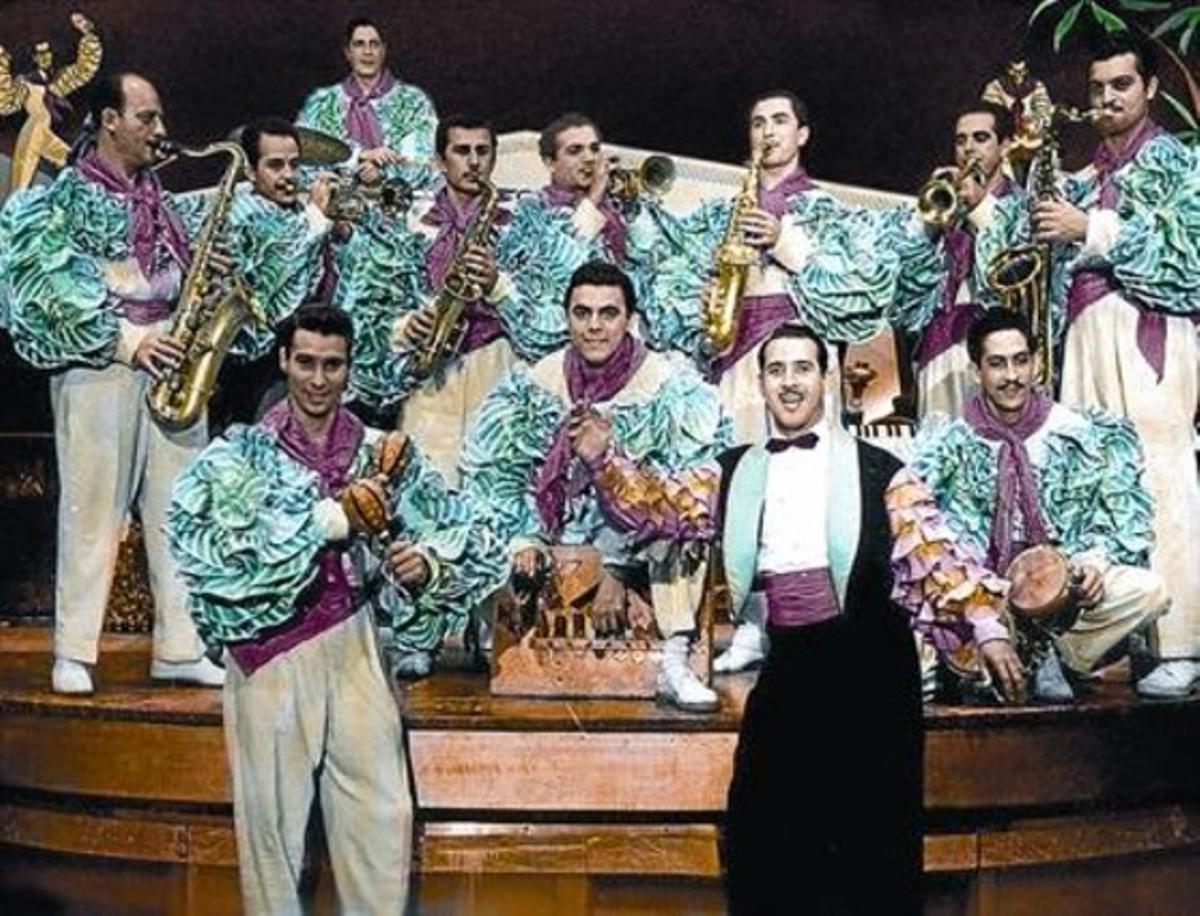 Saxofonista 8 Roda, el tercero por la derecha de arriba, con la orquesta de Armando Oréfiche en 1954.