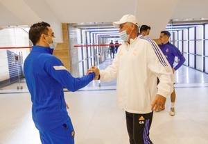 Xavi y Ancelotti se saludan en Riad antes del entrenamiento del Barça.