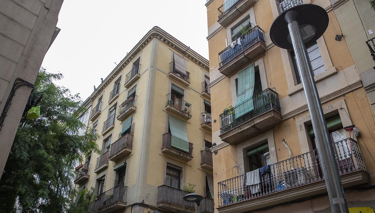 Bloques de viviendas en la calle de Riera Alta, en el Raval de Barcelona.