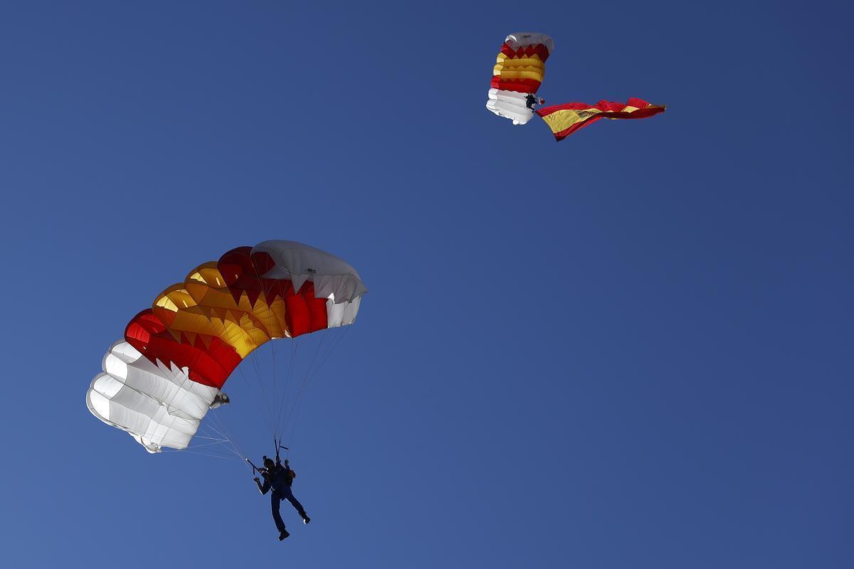 Paracaidista se enredó en una bandera en pleno desfile militar