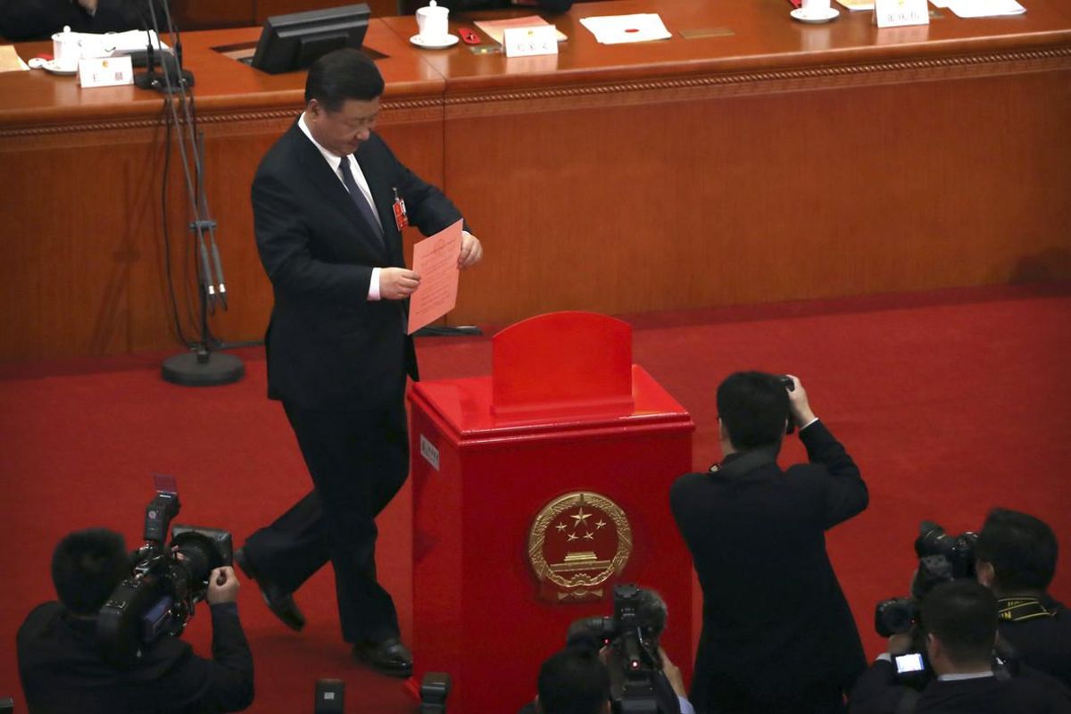 Xi Jinping deposita su voto en la sesión que aprobó la reforma constitucional. Xi Jinping deposita su voto en la sesión que aprobó la reforma constitucional.