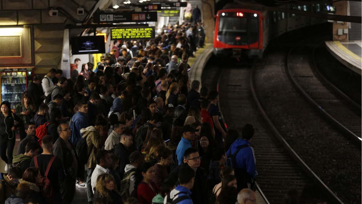 Huelga de metro en Barcelona. Regulados los accesos a varias estaciones de la L5 a causa de las aglomeraciones. En la foto, la estación Espanya, de la L1.