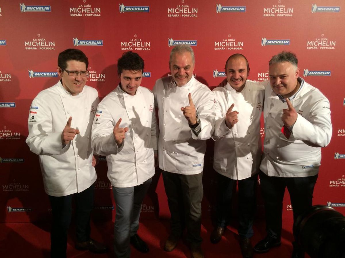 Vicent Guimerà (L’Antic Molí), Fran López (Xerta), Xavier Pellicer (Céleri), Joel Castanyé (La Boscana) y Pere Arpa (Ca l’Arpa), la noche de este miércoles tras conocer que habían logrado una estrella Michelin. Vicent Guimerà (L’Antic Molí), Fran López (Xerta), Xavier Pellicer (Céleri), Joel Castanyé (La Boscana) y Pere Arpa (Ca l’Arpa), la noche de este miércoles tras conocer que habían logrado una estrella Michelin.