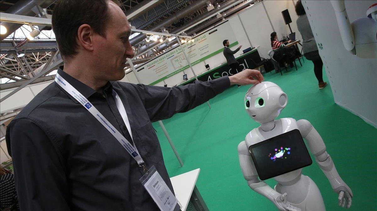 Un robot que canta y juega con personas para mayores presentado en el Congreso del Tercer Sector.