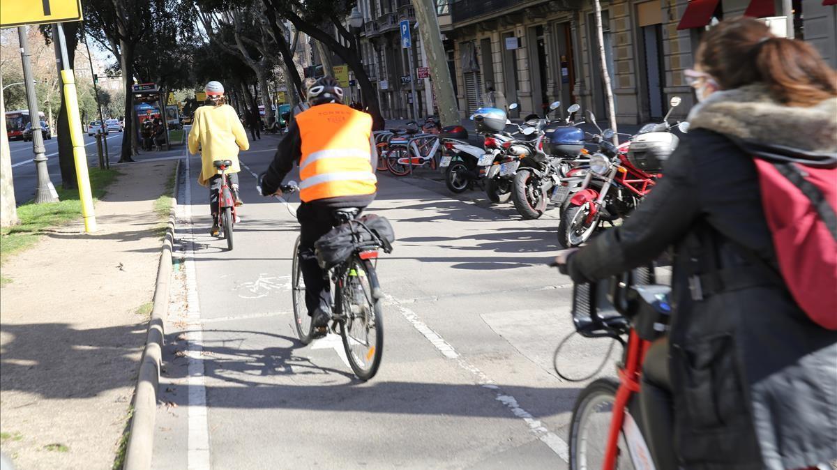 Carril bici en Diagonal, a la altura con paseo de Gràcia.