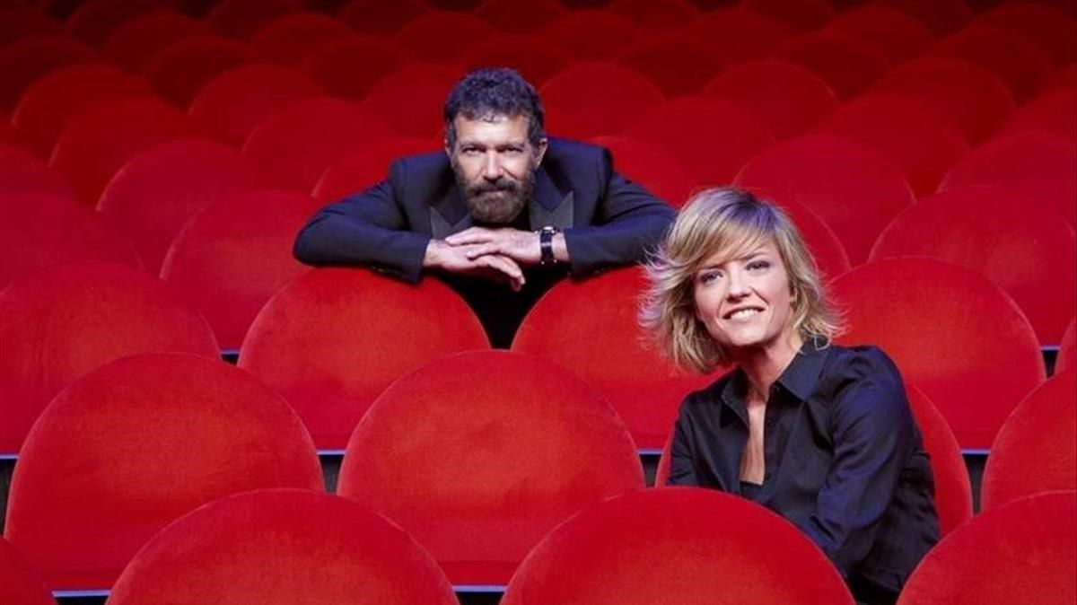 El actor Antonio Banderas y la periodista Maria Casado, en el Teatro Soho de Málaga. El actor Antonio Banderas y la periodista Maria Casado, en el Teatro Soho de Málaga.