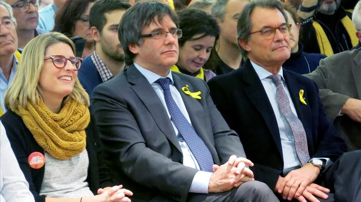 Carles Puigdemont y Artur Mas, con la directora de campaña de JxCat, Elsa Artadi, en Bruselas. Carles Puigdemont y Artur Mas, con la directora de campaña de JxCat, Elsa Artadi, en Bruselas.