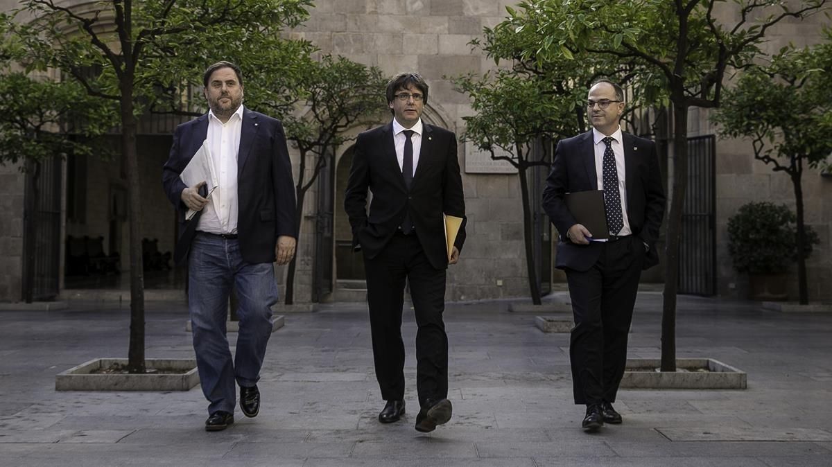 Carles Puigdemont, Oriol Junqueras y Jordi Turull antes de la reunion de Govern de hoy Carles Puigdemont, Oriol Junqueras y Jordi Turull antes de la reunion de Govern de hoy