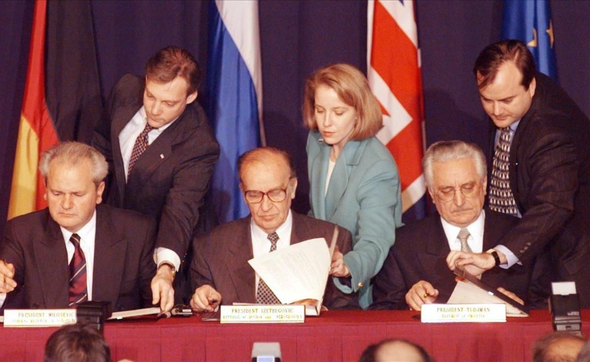 Firma de los acuerdos de Dayton, de izquierda a derecha, el presidente de Serbia Slobodan Milosevic, el presidente de Bosnia Alija Izetbegovic y el presidente de Croacia, Franjo Tudjman. Firma de los acuerdos de Dayton, de izquierda a derecha, el presidente de Serbia Slobodan Milosevic, el presidente de Bosnia Alija Izetbegovic y el presidente de Croacia, Franjo Tudjman.