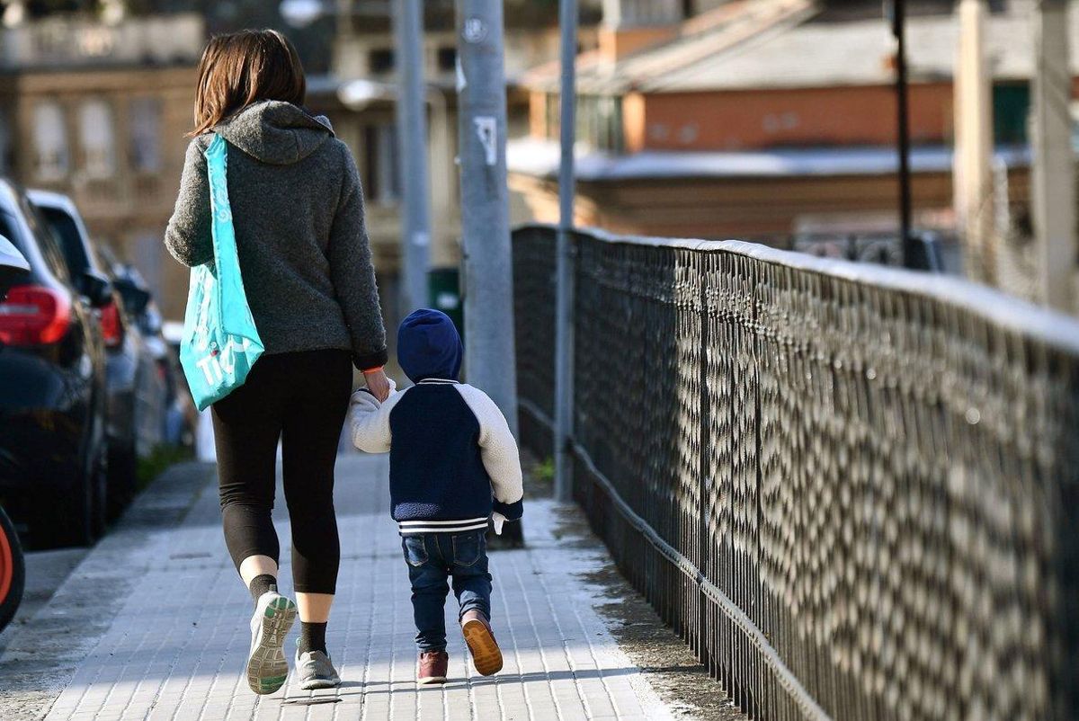 Una mujer y un niño paseando de la mano el martes. Una mujer y un niño paseando de la mano el martes.