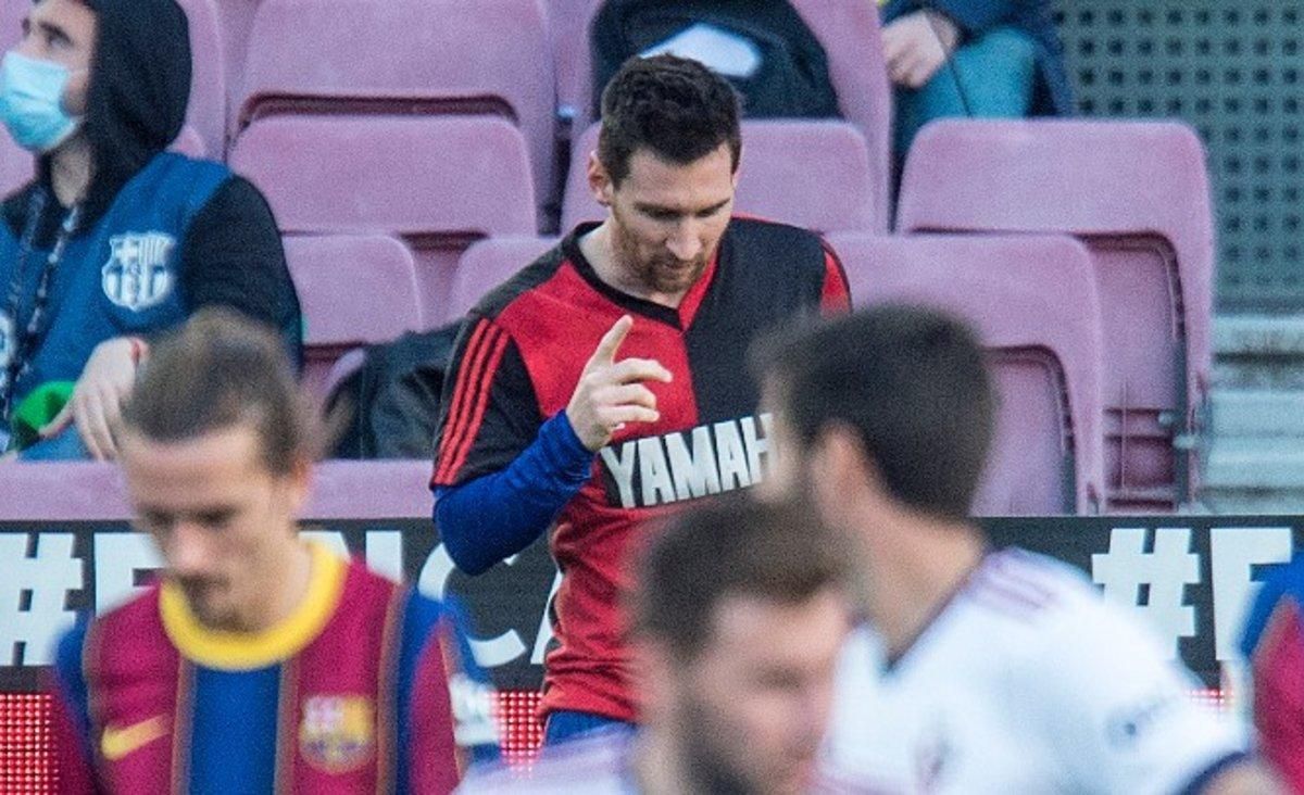 Leo Messi dedica su gol a Maradona. Leo Messi dedica su gol a Maradona.