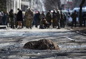 Una manta cubre el cuerpo de uno de los fallecidos durante el bombardeo contra la ciudad de Donetsk. 