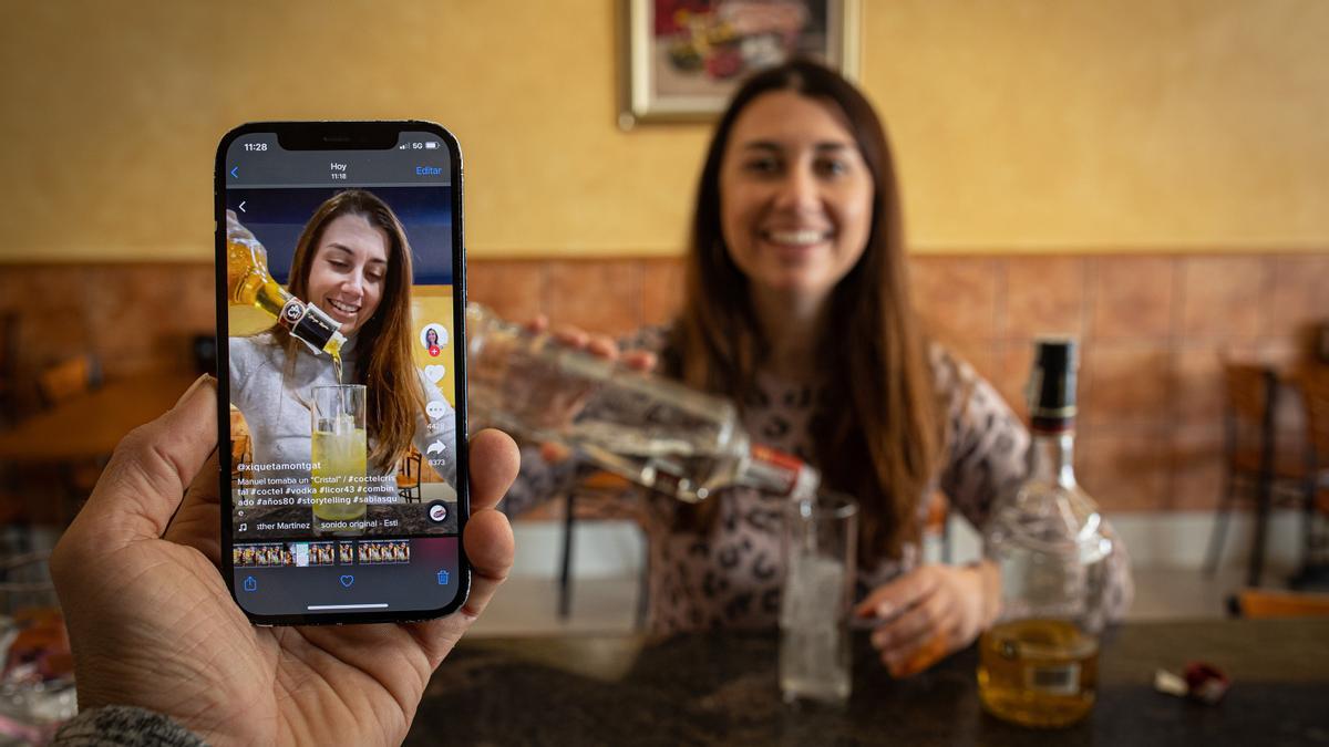 Esther Martínez posa en el bar familiar de Montgat, La Plaça, donde graba sus vídeos virales.    