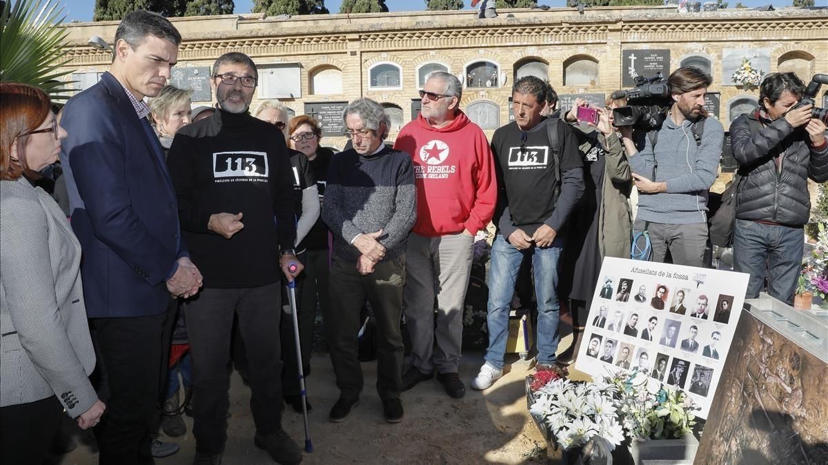 Pedro Sánchez durante su visita a las fosas comunas del cementerio de Paterna, este lunes. Pedro Sánchez durante su visita a las fosas comunas del cementerio de Paterna, este lunes.