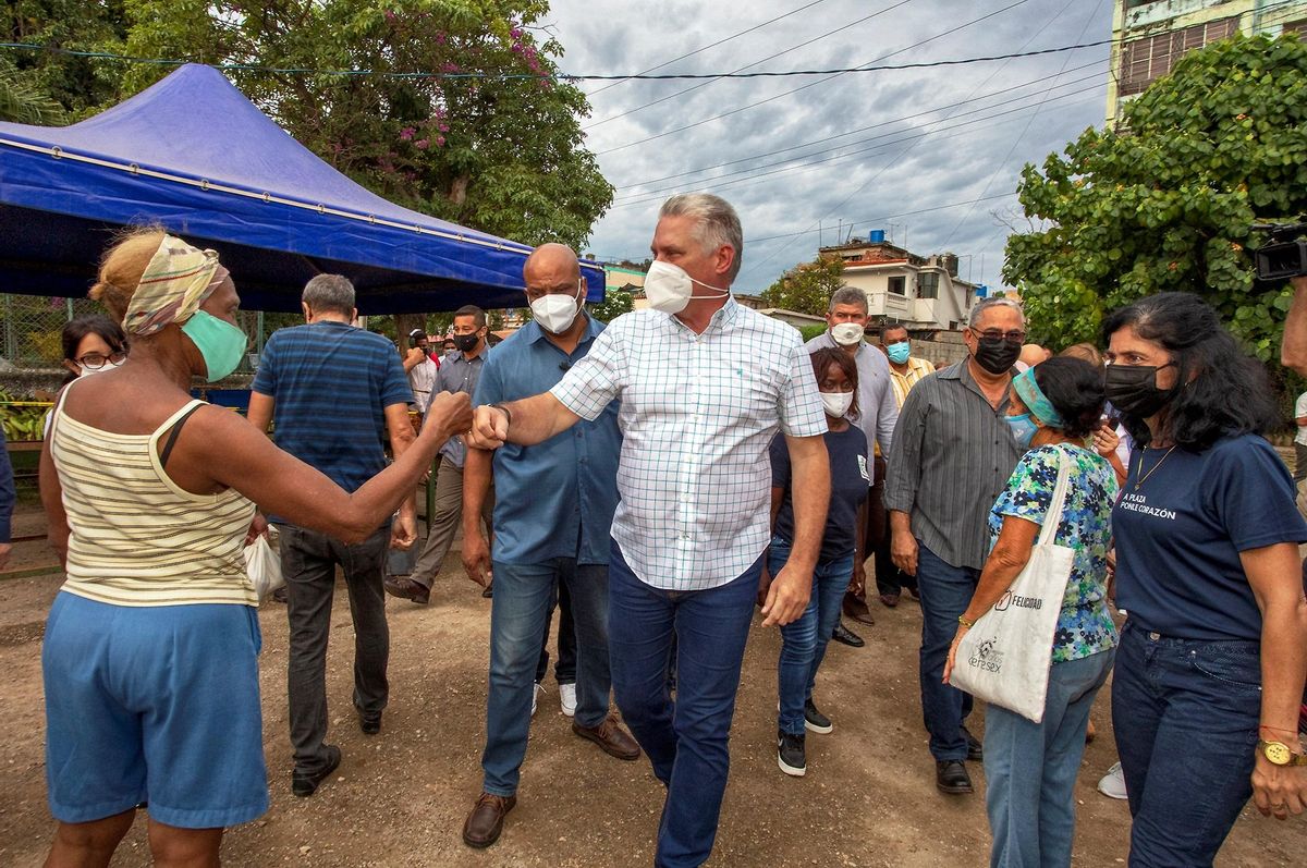 El presidente de Cuba, Miguel Díaz-Canel, en el centro de la imagen, durante un recorrido por el barrio La Timba, el pasado jueves, en La Habana. El presidente de Cuba, Miguel Díaz-Canel, en el centro de la imagen, durante un recorrido por el barrio La Timba, el pasado jueves, en La Habana.