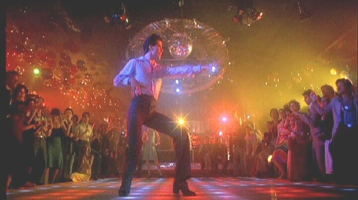 John Travolta se come la pista de baile en ’Fiebre del sábado noche’. John Travolta se come la pista de baile en ’Fiebre del sábado noche’.