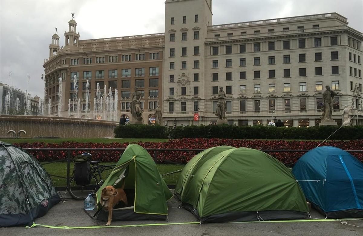 Acampada de indignados en la plaza de Catalunya. Acampada de indignados en la plaza de Catalunya.