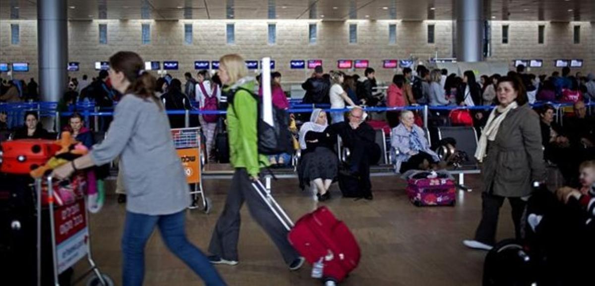 Tránsito de pasajeros en la terminal de salidas del aeropuerto Ben Gurion, en Tel-Aviv, el día 21. Tránsito de pasajeros en la terminal de salidas del aeropuerto Ben Gurion, en Tel-Aviv, el día 21.