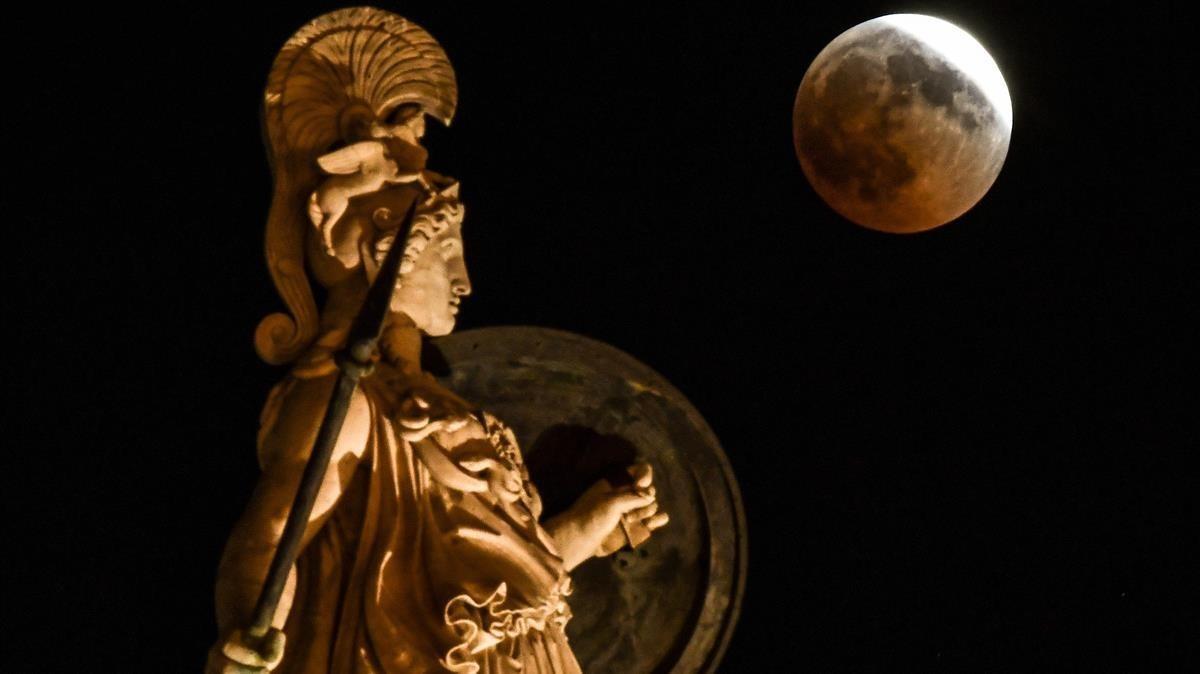 La luna roja, en Atenas.
