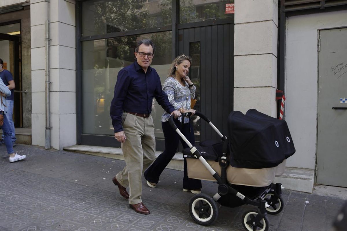 Artur Mas y su esposa, con el carro de sus nietas, tras votar en el ’superdissabte’ de CDC. Artur Mas y su esposa, con el carro de sus nietas, tras votar en el ’superdissabte’ de CDC.