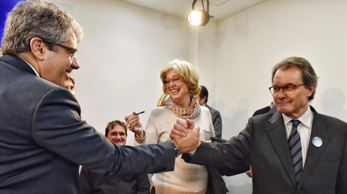 Francesc Homs y Artur Mas se saludan tras la rueda de prensa. Francesc Homs y Artur Mas se saludan tras la rueda de prensa.