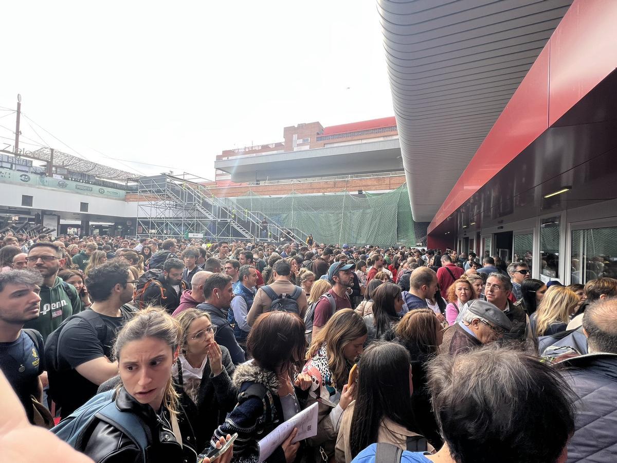 Cientos de personas se agolpan en la estación de Chamartín por la avería de trenes AVE //@rafamanuEl68