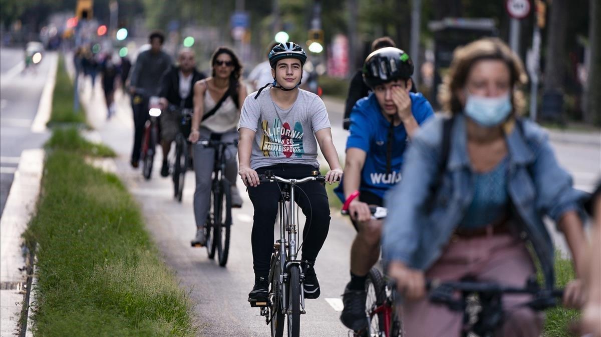 El carril bici de paseo de Sant Joan, en Barcelona, el miércoles al atardecer, en una de sus horas de caravana de dos ruedas.