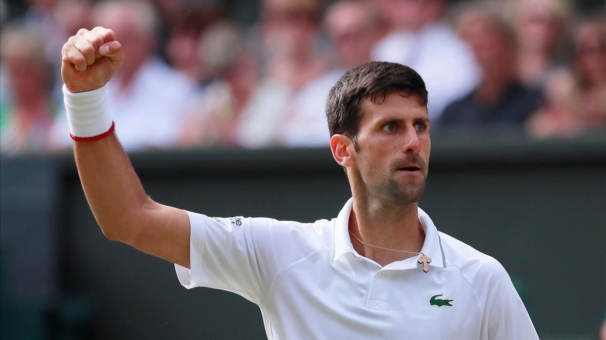 Djokovic celebra un punto ante Federer en la final de Wimbledon. Djokovic celebra un punto ante Federer en la final de Wimbledon.