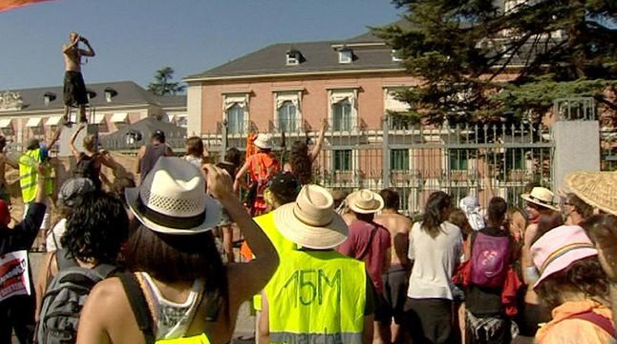 La marcha procedente de Santiago de Compostela frente al Palacio de la Moncloa, esta mañana. La marcha procedente de Santiago de Compostela frente al Palacio de la Moncloa, esta mañana.
