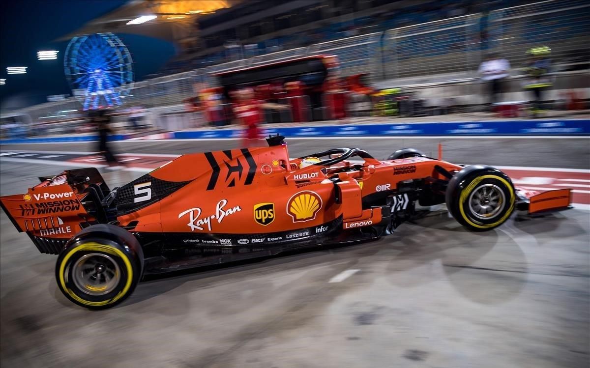 El Ferrari de Vettel, en un momento de la segunda sesión de entrenamientos El Ferrari de Vettel, en un momento de la segunda sesión de entrenamientos