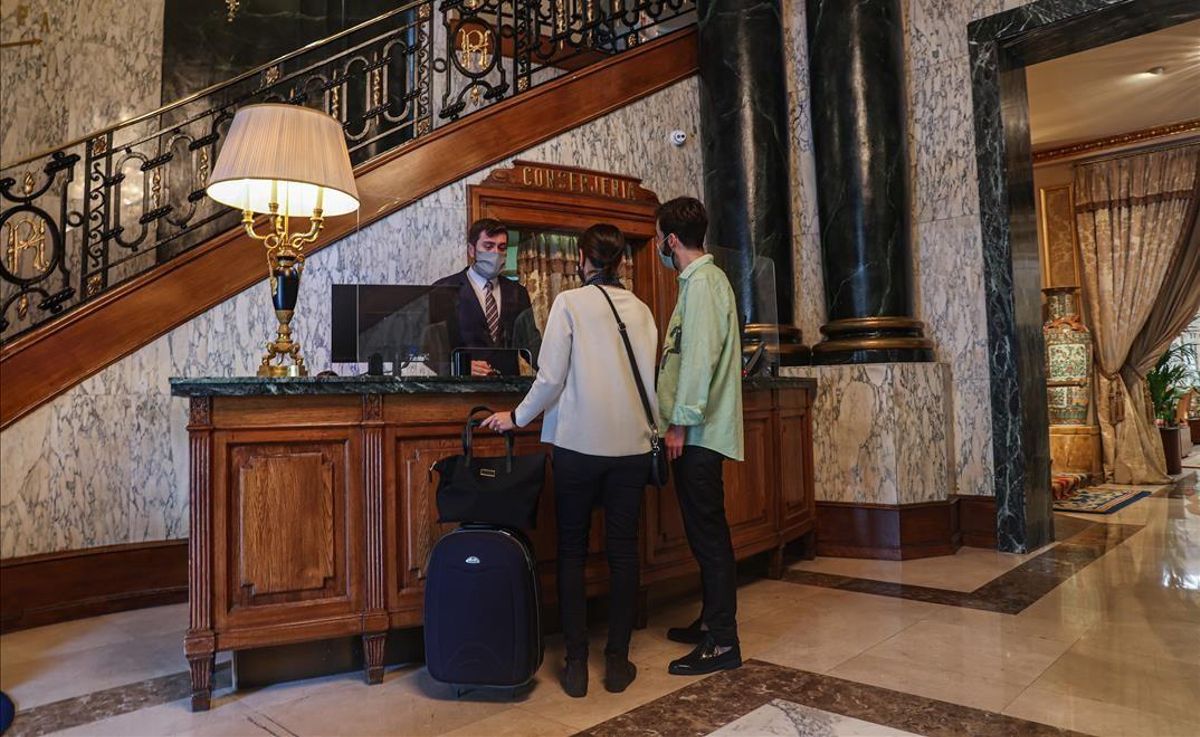 Clientes en la recepción del Hotel Palace, que acaba de reabrir este mes de abril. Clientes en la recepción del Hotel Palace, que acaba de reabrir este mes de abril.