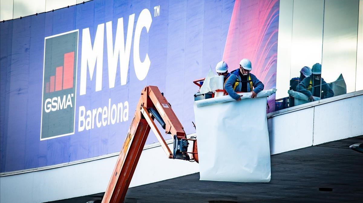 Trabajadores, durante el montaje del MWC Mobile World Congress en la Fira de Gran Via de Barcelona, el pasado día 7.