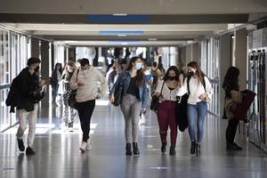 Estudiantes paseando por los pasillos de su facultad.
