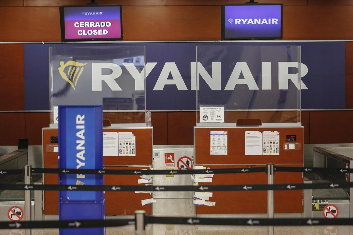 Un ’stand’ de Ryanair en el aeropuerto de El Prat.
