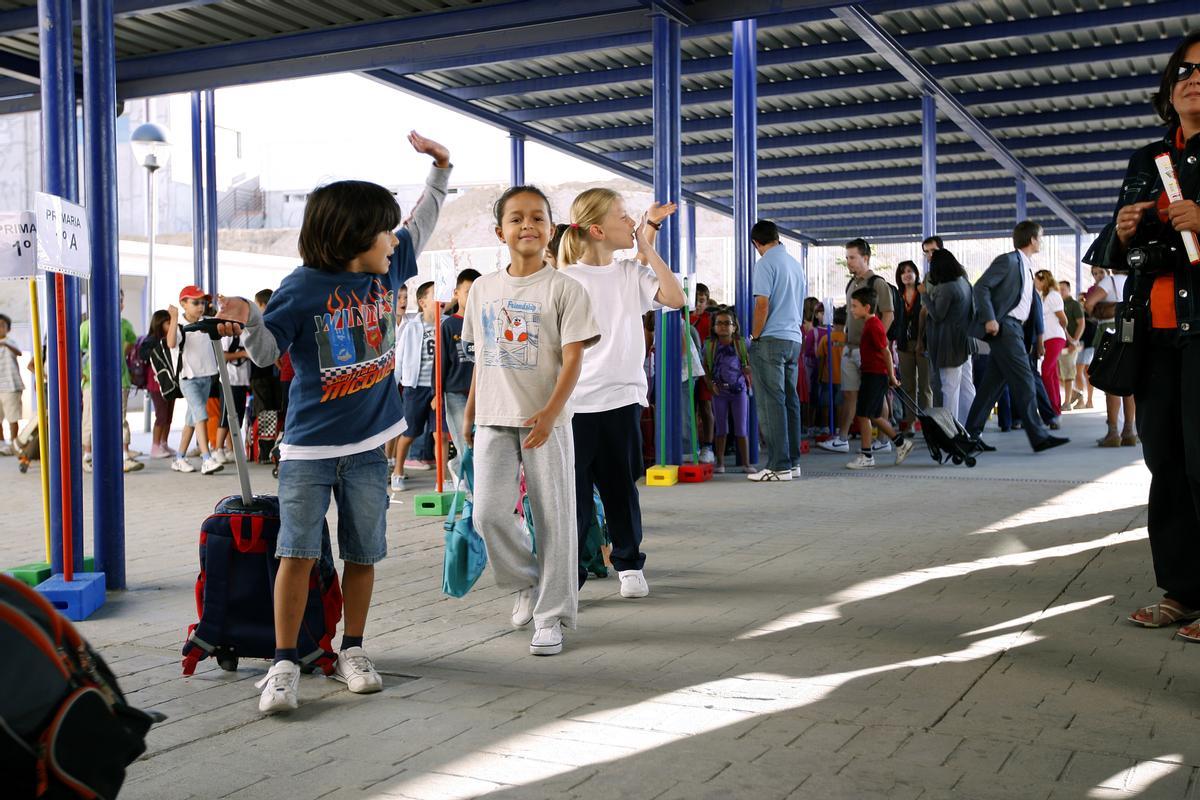  Varios niños de primaria hacen cola para entrar en clase,  en un colegio de Madrid.