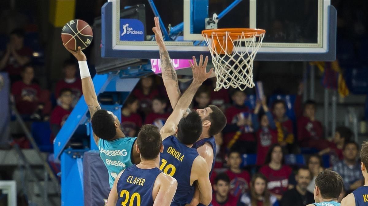 Landesberg entra a canasta ante Claver, Oriola y Moerman. Landesberg entra a canasta ante Claver, Oriola y Moerman.