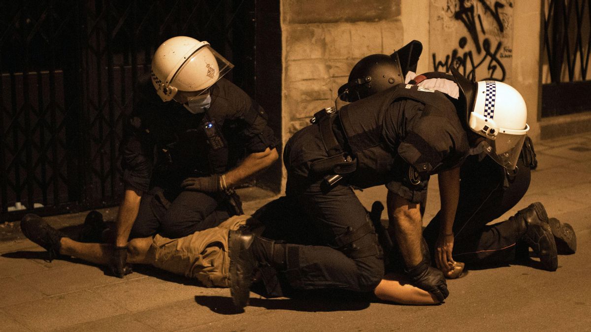 Detención tras los disturbios en las fiestas de Gràcia, dos horas después del toque de queda. Detención tras los disturbios en las fiestas de Gràcia, dos horas después del toque de queda.