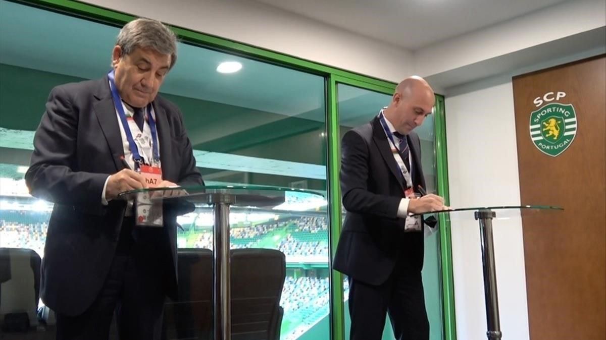 Fernando Gomes y Rubiales durante el anuncio de la candidatura para el Mundial 2030 Fernando Gomes y Rubiales durante el anuncio de la candidatura para el Mundial 2030