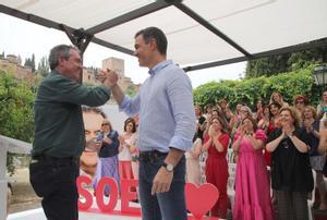 El presidente del Gobierno, Pedro Sánchez, junto al secretario general del PSOE andaluz y candidato a la Junta, Juan Espadas, durante su mitin celebrado este 22 de mayo de 2022 en Granada.