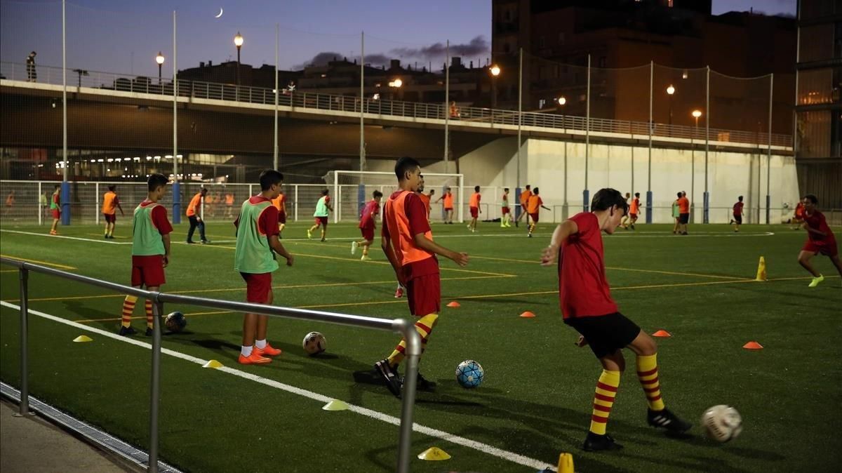 Fútbol en los campos situados bajo el puente de la calle Marina de Barcelona, la tarde noche del lunes. Fútbol en los campos situados bajo el puente de la calle Marina de Barcelona, la tarde noche del lunes.