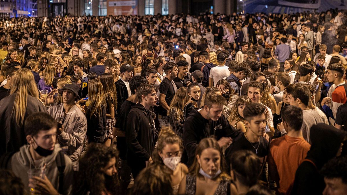 Botellón en plaza Espanya, coincidiendo con el primer dia de la Merçè. Botellón en plaza Espanya, coincidiendo con el primer dia de la Merçè.