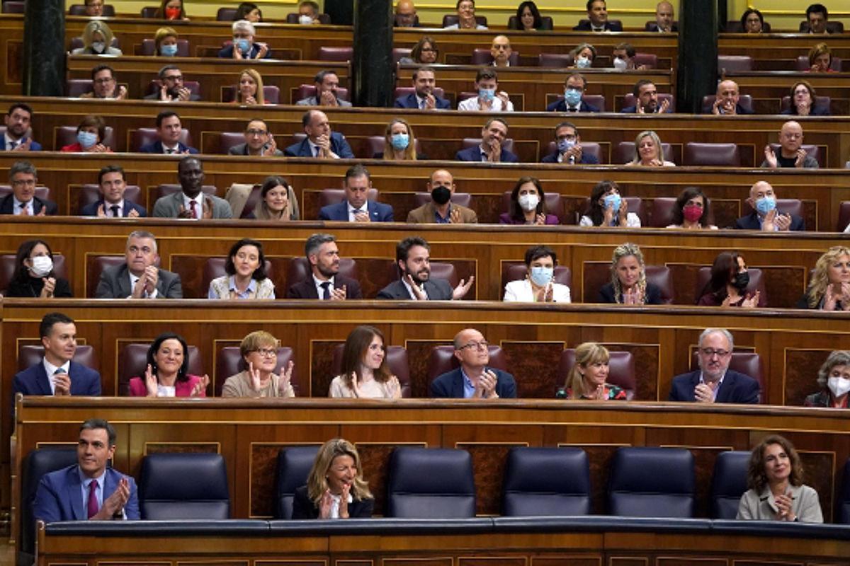 El presidente del Gobierno, Pedro Sánchez, y la vicepresidenta segunda y ministra de Trabajo, Yolanda Díaz, aplauden con la bancada socialista la convalidación del decreto ley anticrisis, este 28 de abril de 2022 en el Congreso. El presidente del Gobierno, Pedro Sánchez, y la vicepresidenta segunda y ministra de Trabajo, Yolanda Díaz, aplauden con la bancada socialista la convalidación del decreto ley anticrisis, este 28 de abril de 2022 en el Congreso.