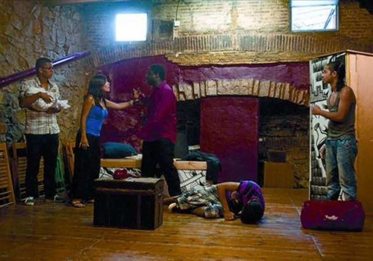 Guion juvenil 8 Ensayo de la obra de Teatre Pa’tothom ’Aprender a vivir’, que representarán en Grenoble. Guion juvenil 8 Ensayo de la obra de Teatre Pa’tothom ’Aprender a vivir’, que representarán en Grenoble.
